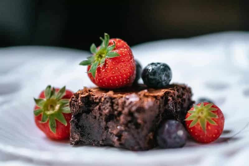 fruit and brownie desert