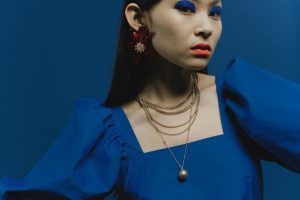 Layered necklace. Styling fall jewelry trends