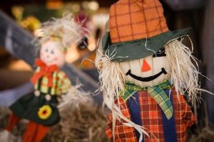 kid-friendly diy, courtesy of https://unsplash.com/photos/a-couple-of-scarecrows-sitting-on-top-of-a-pile-of-hay-Jm6YslzbyU0