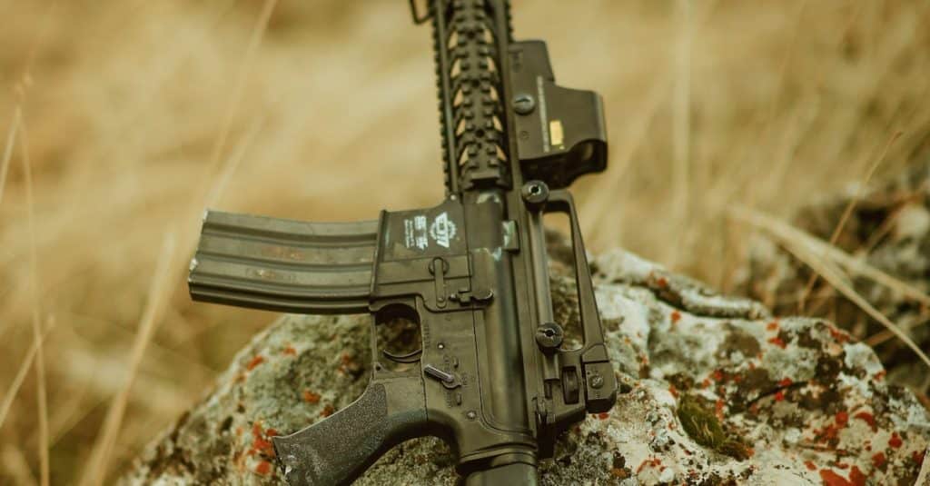 M4 carbine rifle resting on rocks, showcasing military weaponry in Türkiye's natural setting.