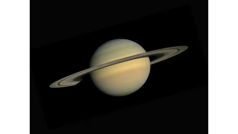 Saturn and its rings in front of the black background.